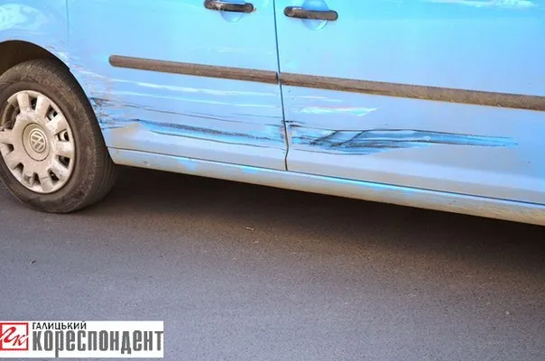 Внаслідок ДТП старенька машина розсипалася посеред вулиці (фото) — фото 2
