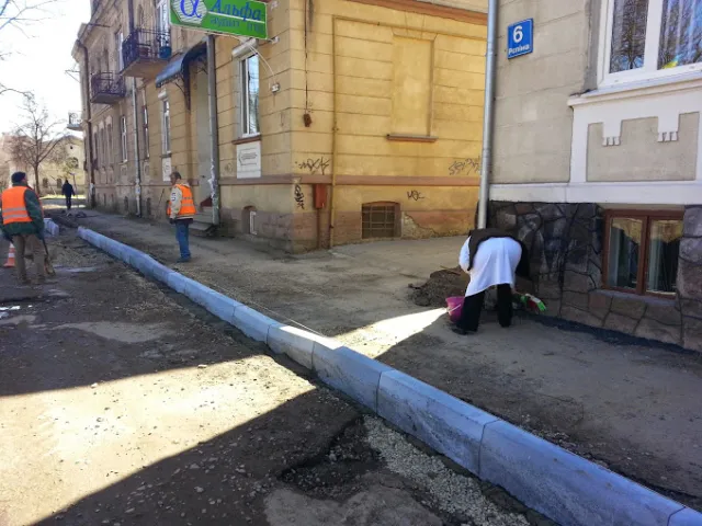 По вулиці Рєпіна у Івано-Фпанківську проводять капітальний ремонт дороги (фото) — фото 3
