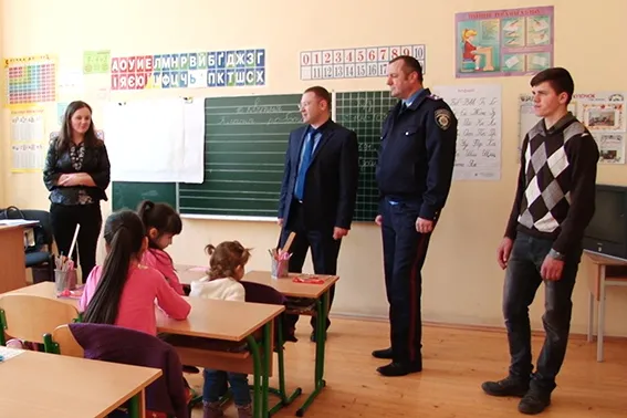 Правоохоронці привітали вихованців підшефного інтернату з Великоднем (фоторепортаж) — фото 3