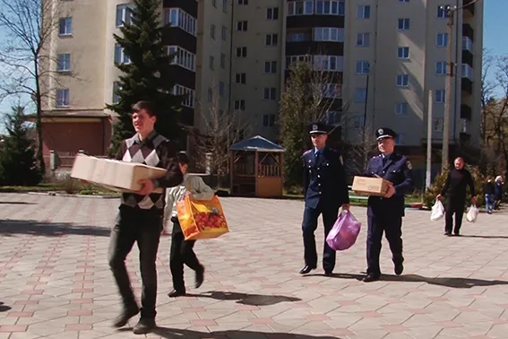 Правоохоронці привітали вихованців підшефного інтернату з Великоднем (фоторепортаж) — фото 8