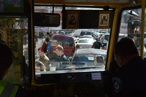 Повертаючись з рейду до міськради, Анушкевичус потрапив у затор (фото) — фото 5