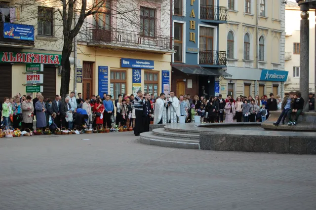 Сьогодні у Франківську тисячі городян освячували Паску (фото) — фото 2