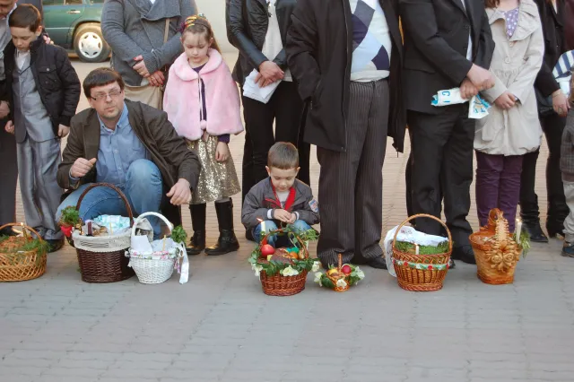 Сьогодні у Франківську тисячі городян освячували Паску (фото) — фото 11