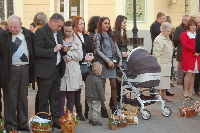 Сьогодні у Франківську тисячі городян освячували Паску (фото) — фото 13
