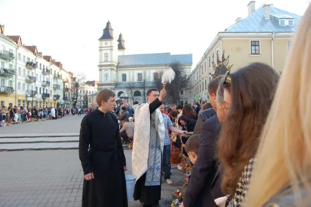 Сьогодні у Франківську тисячі городян освячували Паску (фото) — фото 14