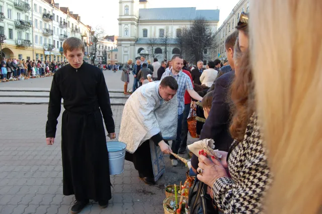 Сьогодні у Франківську тисячі городян освячували Паску (фото) — фото 15