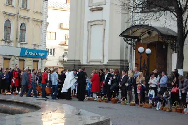 Сьогодні у Франківську тисячі городян освячували Паску (фото) — фото 3