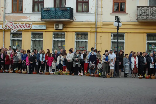 Сьогодні у Франківську тисячі городян освячували Паску (фото) — фото 4