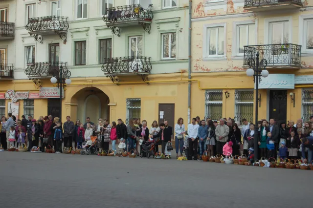 Сьогодні у Франківську тисячі городян освячували Паску (фото) — фото 6