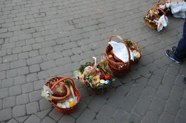 Сьогодні у Франківську тисячі городян освячували Паску (фото) — фото 7