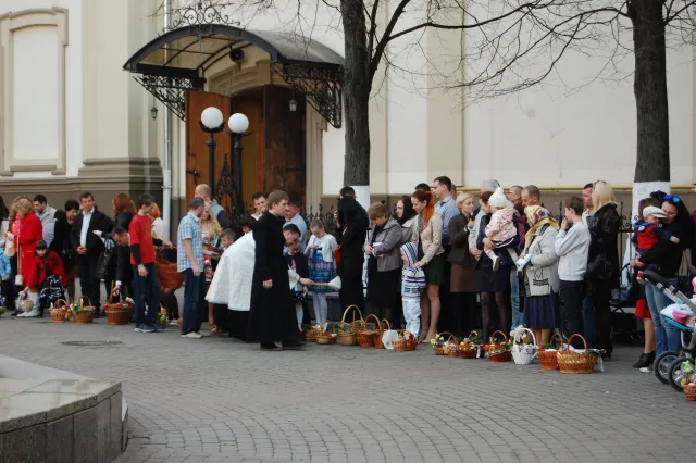 Сьогодні у Франківську тисячі городян освячували Паску (фото) — фото 8