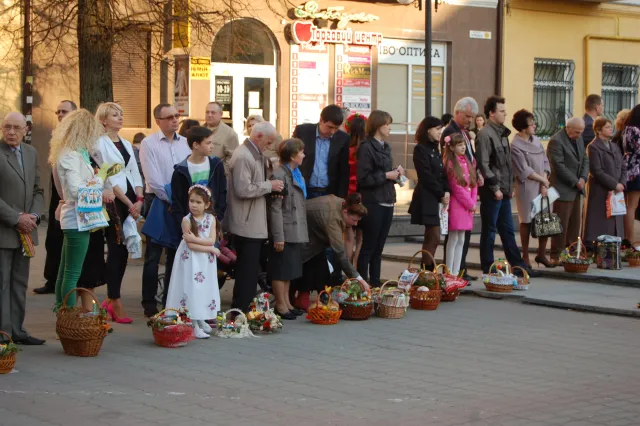 Сьогодні у Франківську тисячі городян освячували Паску (фото) — фото 10
