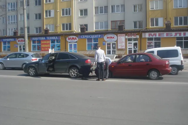 На Великдень у Франківську не обійшлося без ДТП (фото) — фото 3