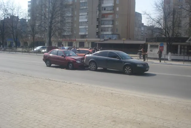 На Великдень у Франківську не обійшлося без ДТП (фото) — фото 7