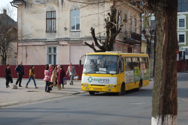 На Великдень водії не всіх маршруток вдягнули вишиванки (фото) — фото 1