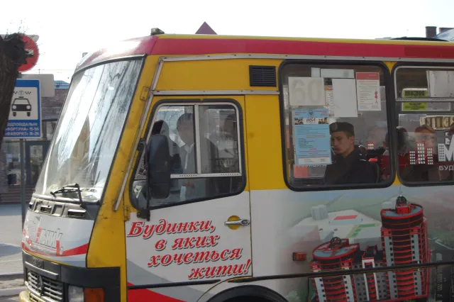 На Великдень водії не всіх маршруток вдягнули вишиванки (фото) — фото 3