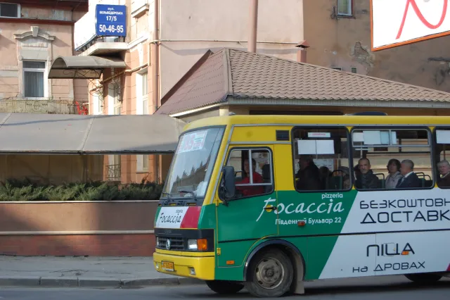 На Великдень водії не всіх маршруток вдягнули вишиванки (фото) — фото 5
