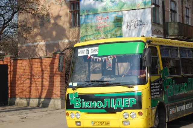 На Великдень водії не всіх маршруток вдягнули вишиванки (фото) — фото 6