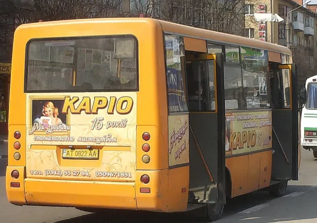 Водій маршрутки на Великдень незаконно вимагав у пасажирів 3.50 за проїзд (фото) — фото 1