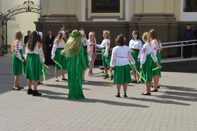 У Франківську діти водили великодні гаївки (фоторепортаж) — фото 11