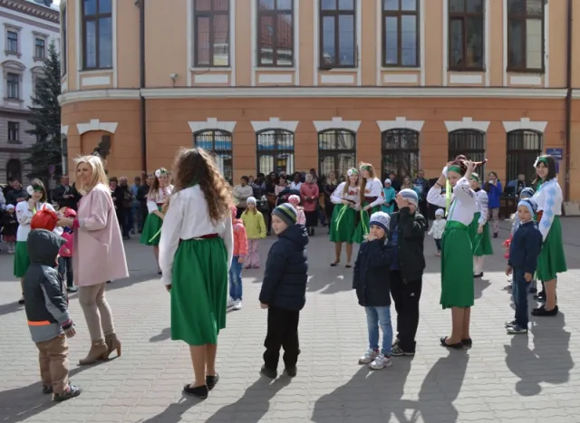 У Франківську діти водили великодні гаївки (фоторепортаж) — фото 15