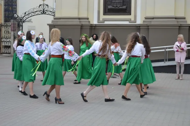 У Франківську діти водили великодні гаївки (фоторепортаж) — фото 10