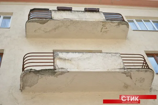 У Франківську на людей з балконів сиплиться штукатурка — фото 1