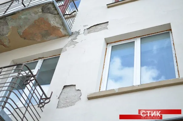 У Франківську на людей з балконів сиплиться штукатурка — фото 5