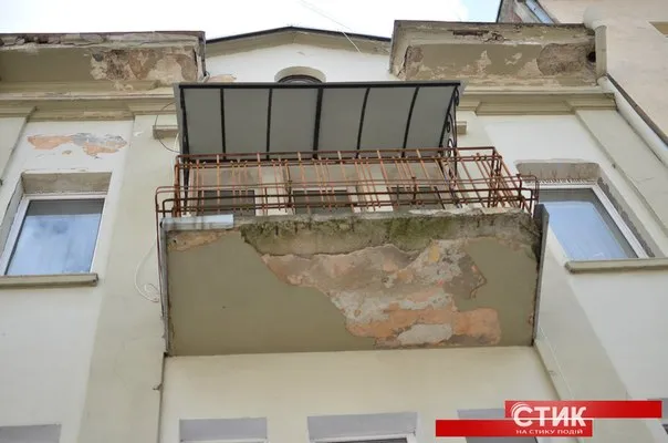 У Франківську на людей з балконів сиплиться штукатурка — фото 6