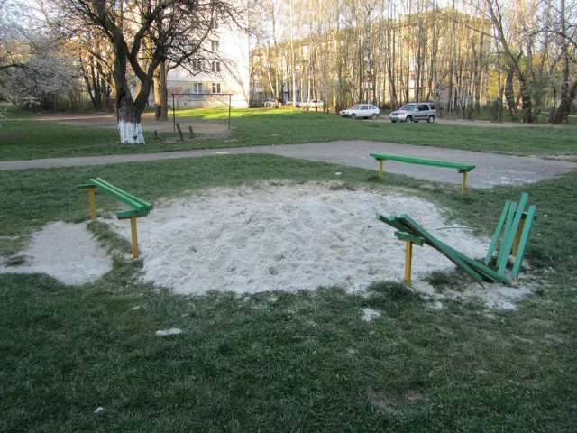 Мешканцям Франківська знадобилося 10 днів, аби розправитися з відреставрованими лавочками по вул. Довженка (фото) — фото 2