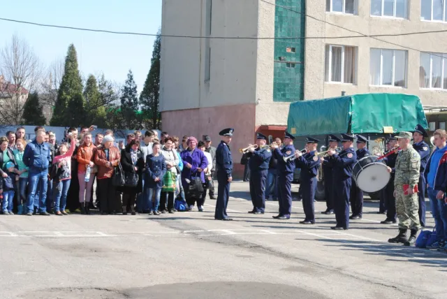 75 призовників вирушили на строкову службу до лав Збройних Сил України (фото) — фото 12