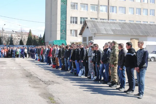 75 призовників вирушили на строкову службу до лав Збройних Сил України (фото) — фото 3
