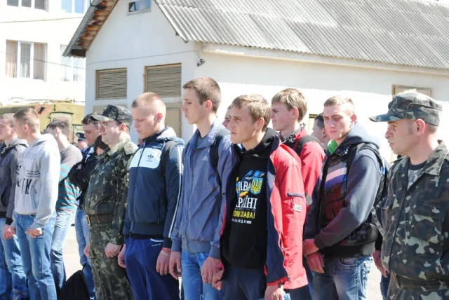 75 призовників вирушили на строкову службу до лав Збройних Сил України (фото) — фото 5
