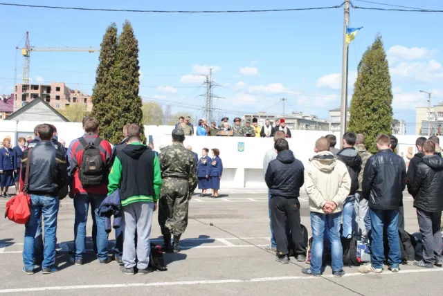 75 призовників вирушили на строкову службу до лав Збройних Сил України (фото) — фото 6