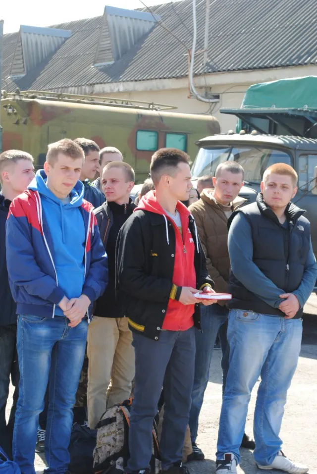 75 призовників вирушили на строкову службу до лав Збройних Сил України (фото) — фото 7