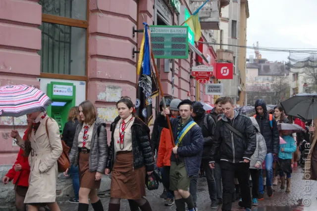 У Франківську на фасаді кінотеатру «Люм’єр» встановили анотаційну дошку про Юліана Дороша (фото) — фото 1
