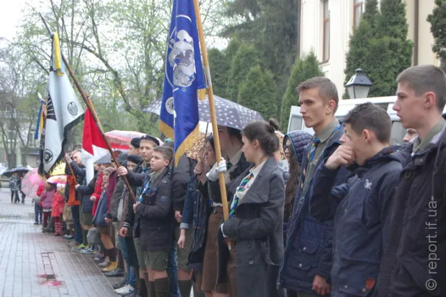 У Франківську на фасаді кінотеатру «Люм’єр» встановили анотаційну дошку про Юліана Дороша (фото) — фото 3
