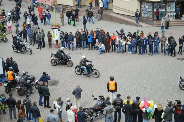 Сьогодні у Франківську байкери грандіозним пробігом відкрили мотосезон (фото) — фото 12