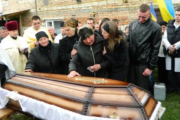 На Івано-Франківщині прощалися з загиблим бійцем АТО (фото) — фото 3