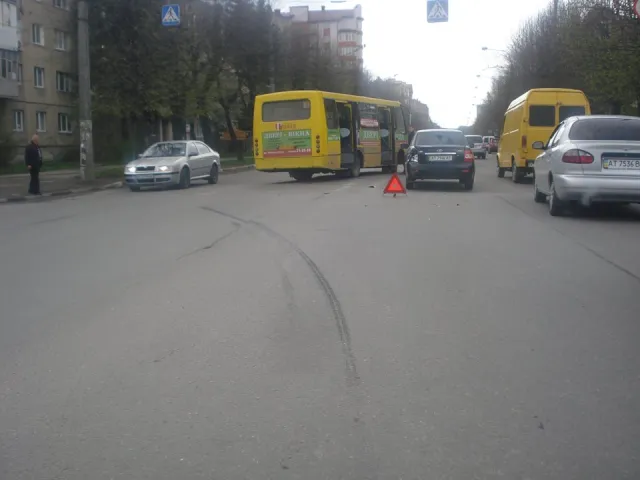 З'явилися фото аварії, яка сталася у Франківську за участю маршрутки (фото) — фото 1