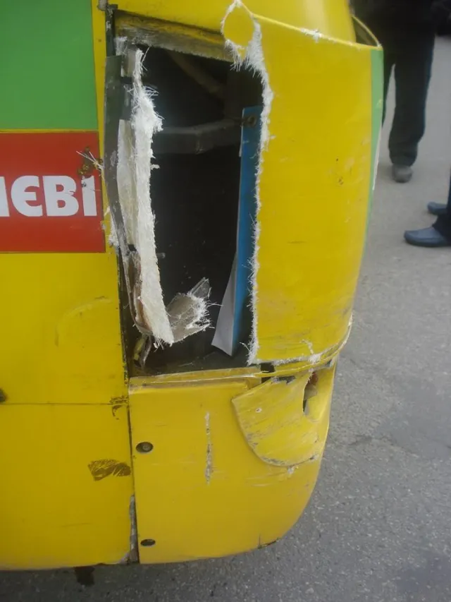 З'явилися фото аварії, яка сталася у Франківську за участю маршрутки (фото) — фото 3