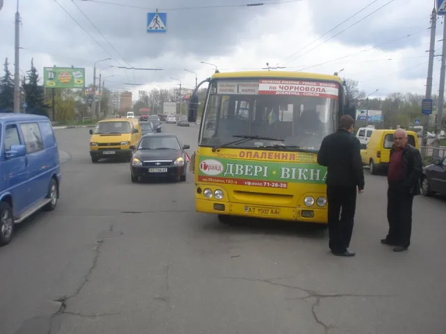 З'явилися фото аварії, яка сталася у Франківську за участю маршрутки (фото) — фото 5