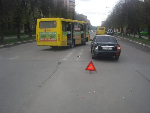 З'явилися фото аварії, яка сталася у Франківську за участю маршрутки (фото) — фото 6
