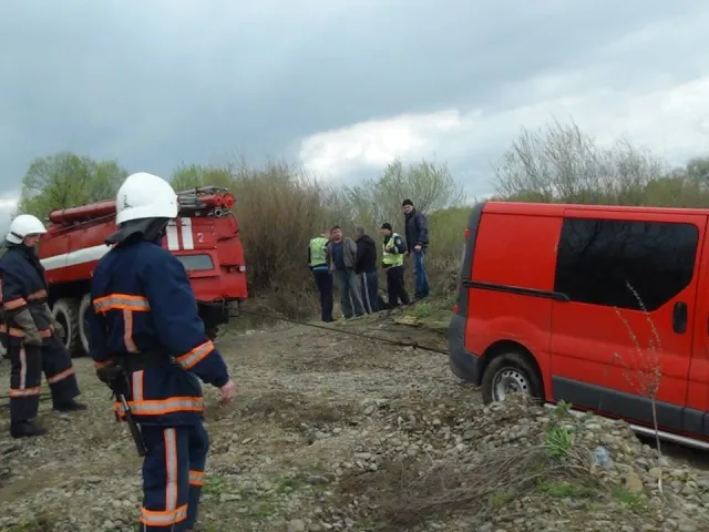 Як рятувальники витягували автівки з річки (фото+відео) — фото 1