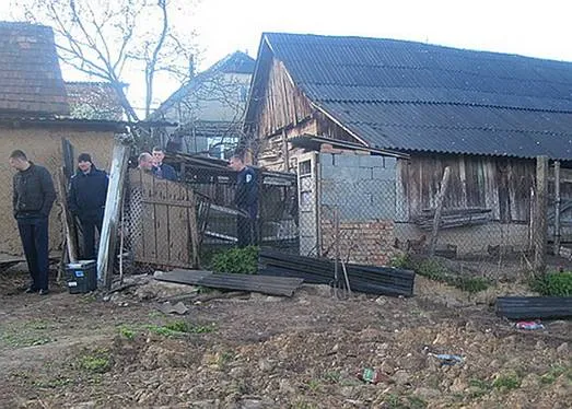 На Закарпатті мати закопала на городі власне немовля — фото 1