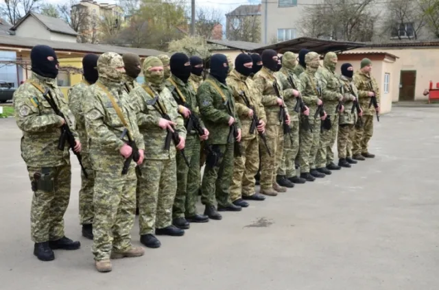 Близько сотні іванофранківців зустріли взвод СБУшників, які повернулися із зони бойових дій (фото) — фото 1