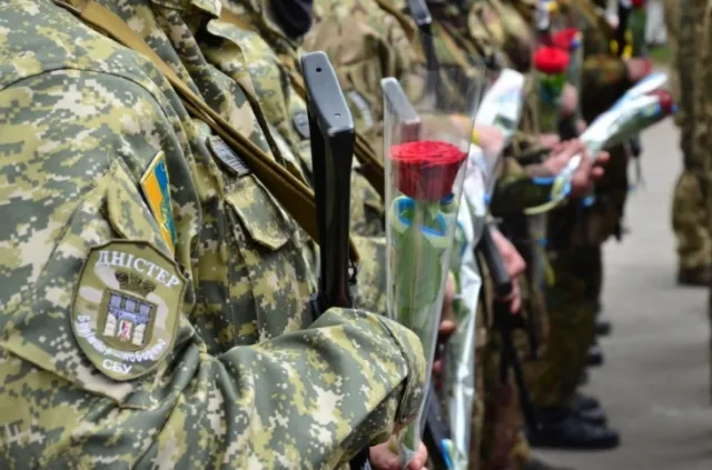 Близько сотні іванофранківців зустріли взвод СБУшників, які повернулися із зони бойових дій (фото) — фото 2