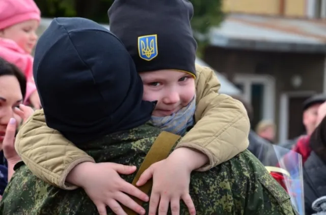 Близько сотні іванофранківців зустріли взвод СБУшників, які повернулися із зони бойових дій (фото) — фото 3