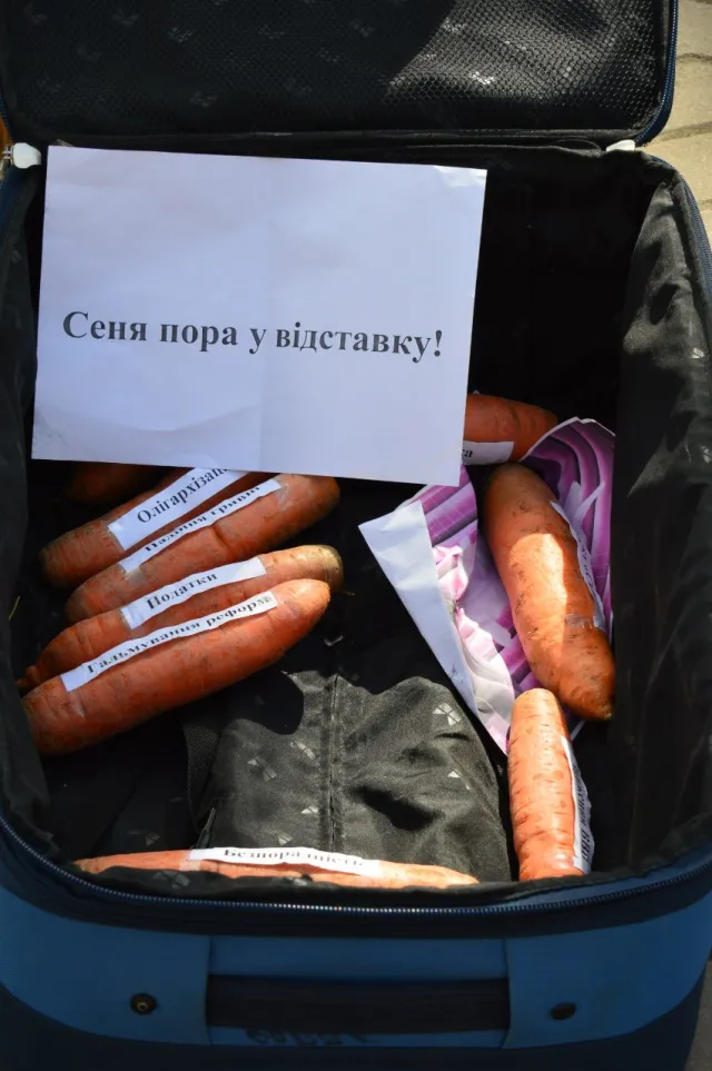 Студенти підготували валізу моркви для Яценюка (фото) — фото 11