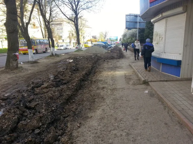 У Франківську ремонтують тротуар на вулиці Коновальця (фото) — фото 1